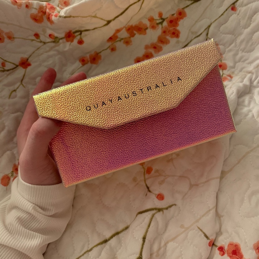 QUAY AUSTRALIA DUOCHROME 4 SUNGLASSES TRAVEL CASE